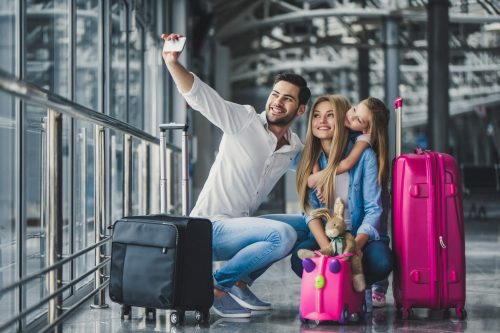 Family,In,Airport.,Attractive,Young,Woman,,Handsome,Man,And,Their Familie Reisen Flughafen mit Gepaeck 1033802215 scaled 500x0 c default