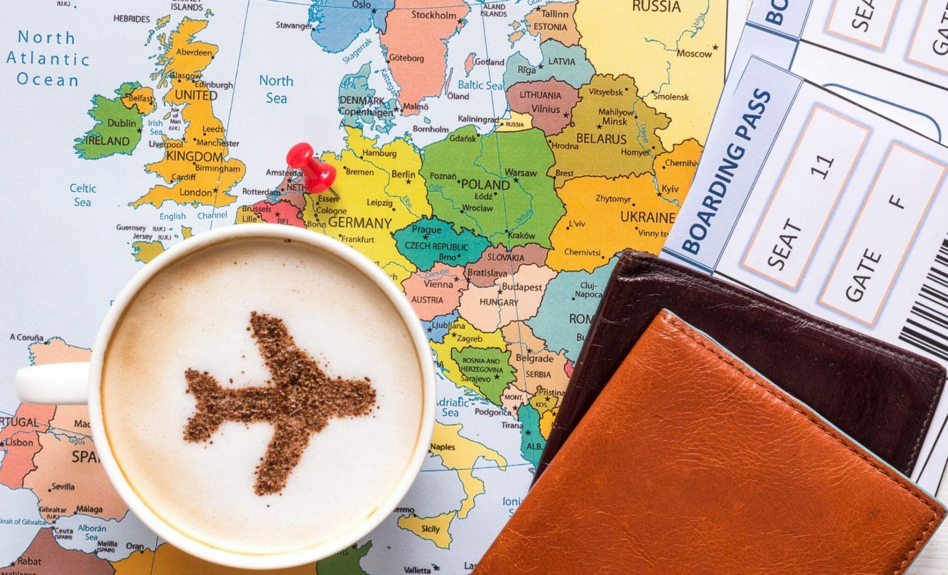 Airplane,Made,Of,Cinnamon,In,Cappuccino,,Passports,,Europe,Map,And Reiseunterlage mit Kaffeetasse 394181314 scaled