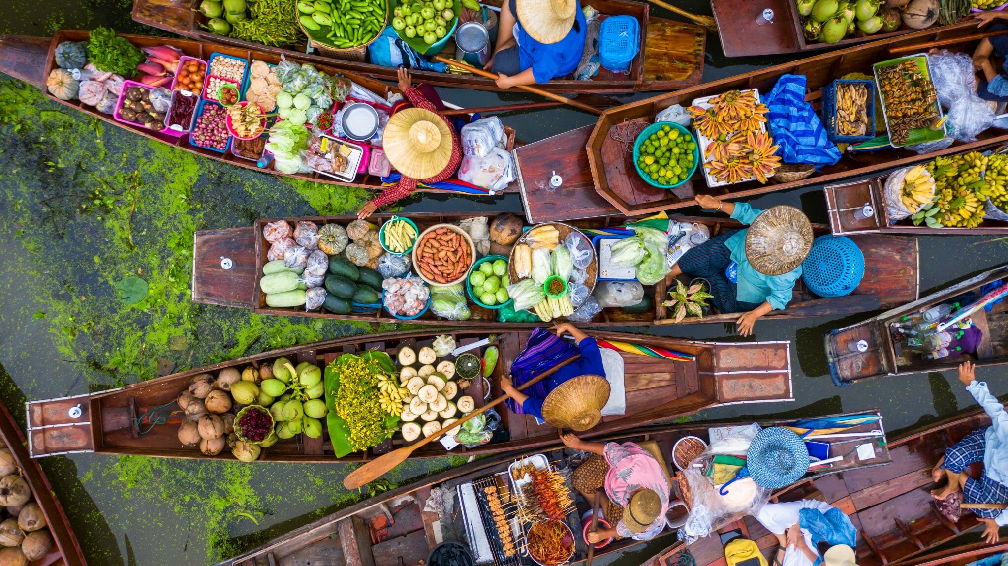 Schwimmender Markt shutterstock 1836326647