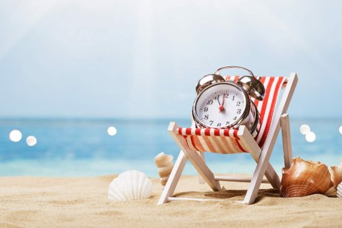 Alarm,Clock,On,Deck,Chair,On,Sunny,Tropical,Beach Wecker Sonnenliege 1653109111 scaled 500x0 c default
